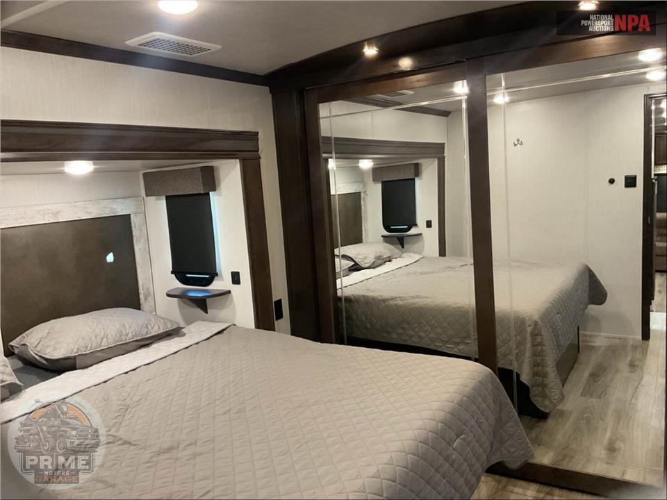 2020 Cedar Creek M-31IK - SILVERBACK FIFTH WHEEL SERIES — фото 11