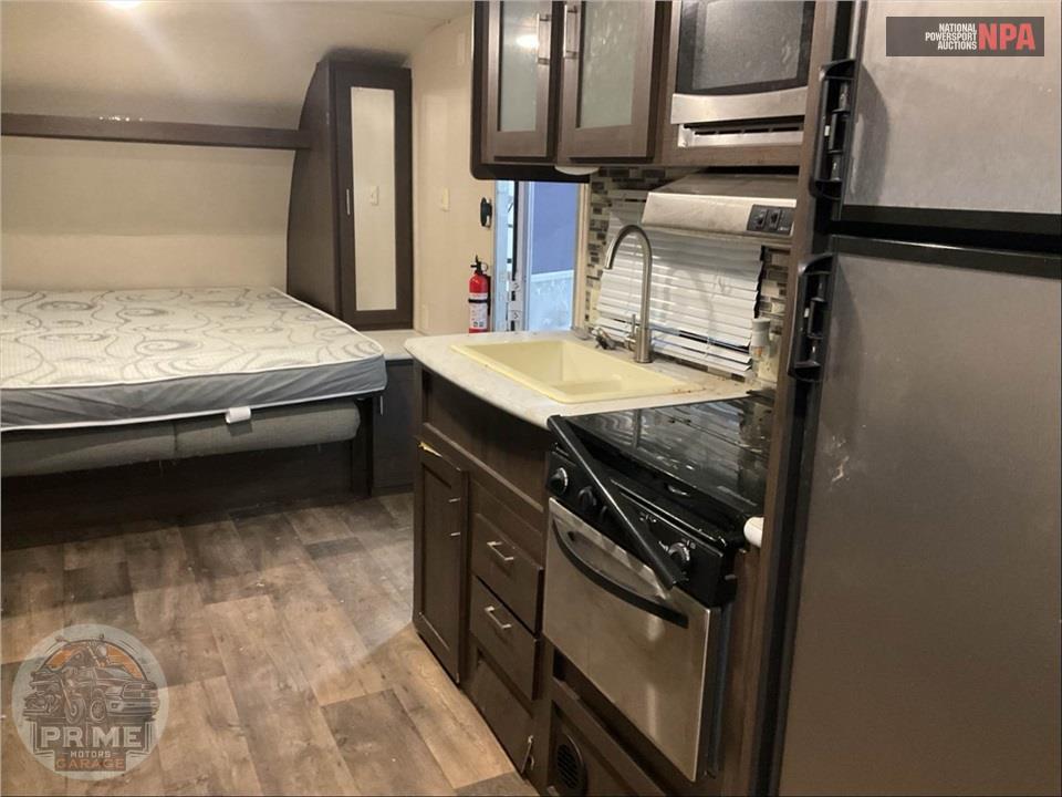 2018 Wildwood By Forest River M-230BHXL X-LITE SERIES — фото 9