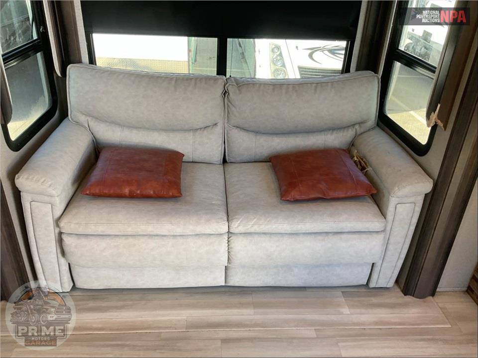 2022 Grand Design Recreational Vehicles M-390RK - SOLITUDE FIFTH WHEEL SERIES — фото 12