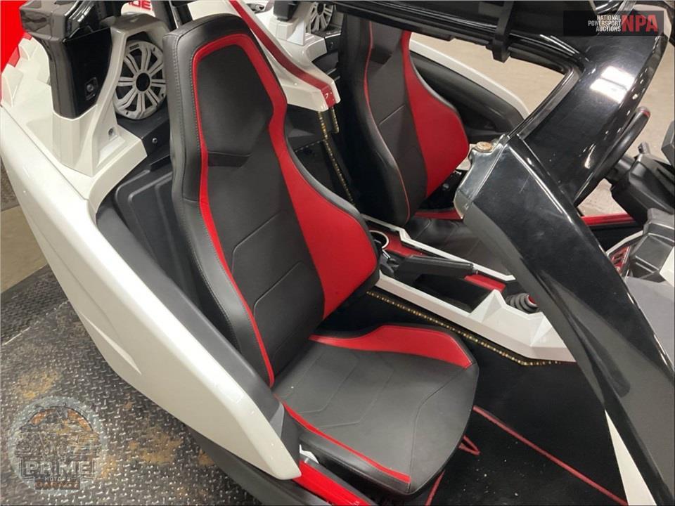 2016 Polaris SLINGSHOT SL LE — фото 35