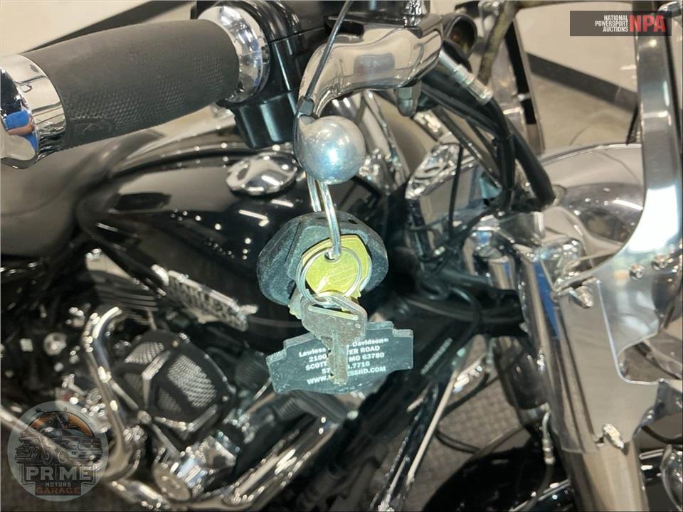 2011 Harley-Davidson FLHRC ROAD KING CLSC — фото 11