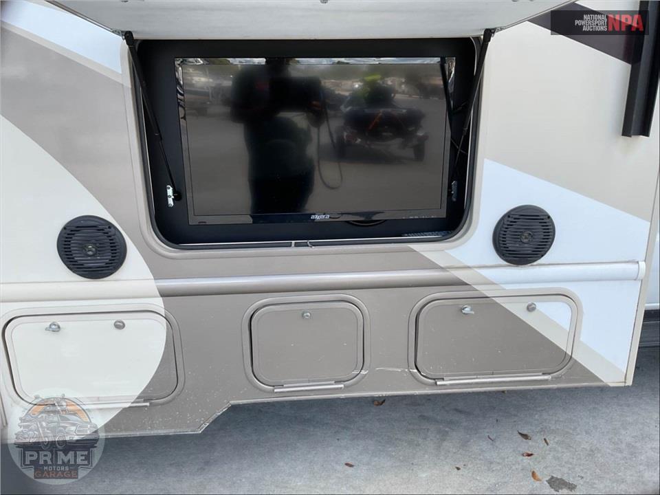 2018 Thor Motor Coach WS31 E450-V10 - QUANTUM SERIES — фото 47