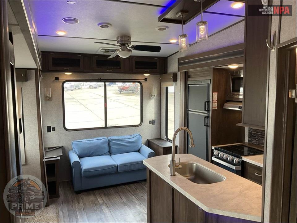 2019 Cherokee By Forest River M-295QSL8 - ARCTIC WOLF FIFTH WHEEL SERIES — фото 6