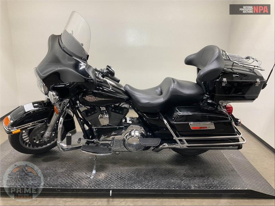 2010 Harley-Davidson FLHTC ELECTRA GLIDE CLASSIC — фото 3