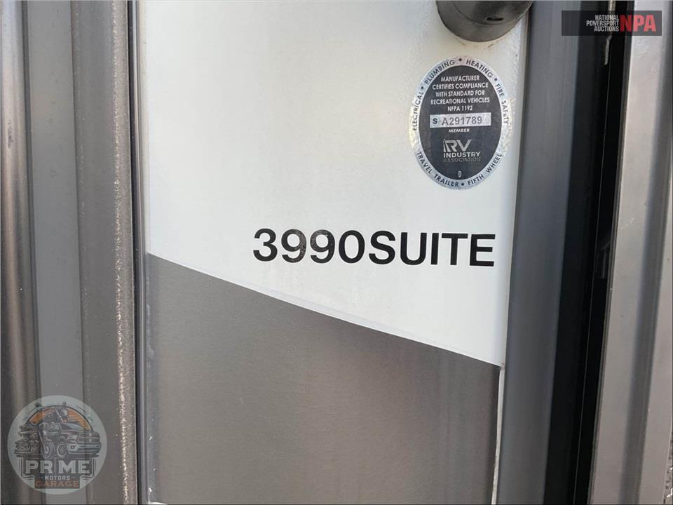2022 Cherokee By Forest River M-3990SUITE ARCTIC WOLF FIFTH WHEEL SERIES — фото 5