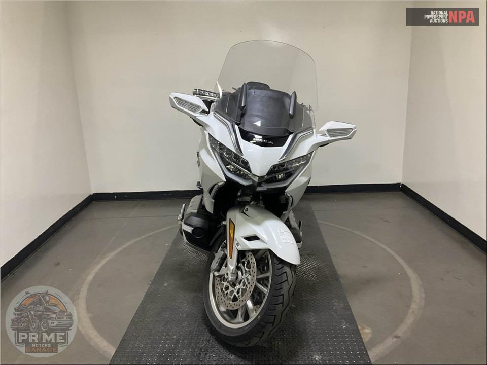 2018 Honda GL1800D GOLDWING TOUR DCT (WHITE) — фото 2