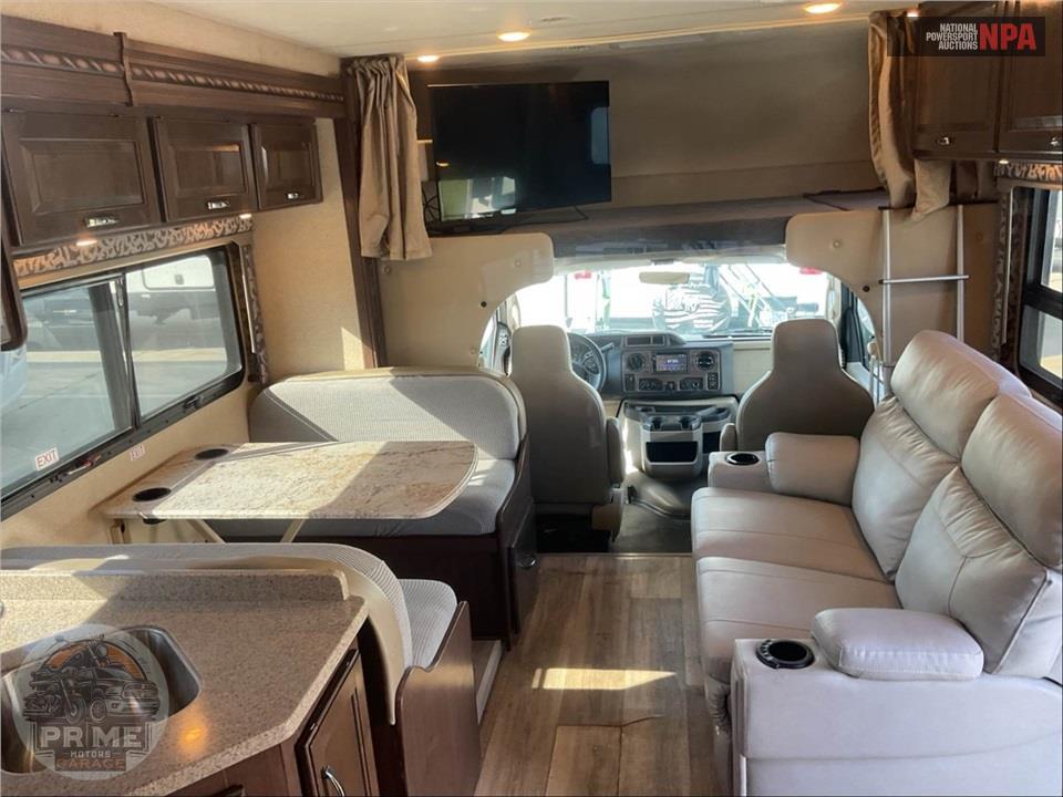 2018 Thor Motor Coach M-31E E450-V10 - FOUR WINDS SERIES — фото 10