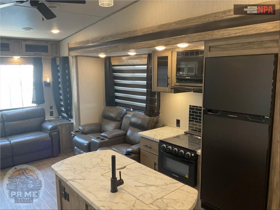 2021 Cherokee By Forest River M-3550SUITE - ARCTIC WOLF FIFTH WHEEL SERIES — фото 6