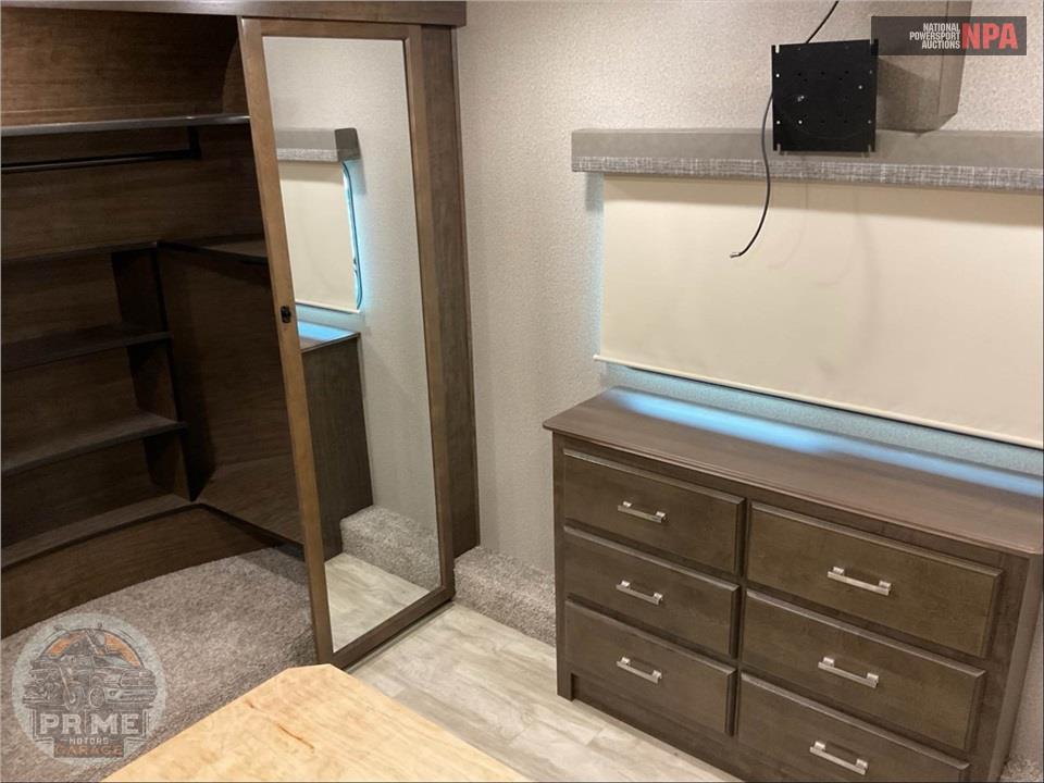2021 Grand Design Recreational Vehicles M-3950BH - SOLITUDE S-CLASS FIFTH WHEEL SERIES — фото 12