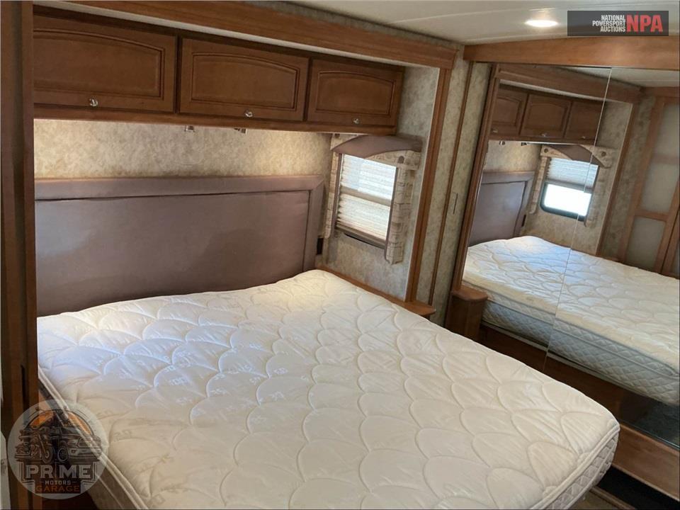 2011 Winnebago M-35P-FORD - ADVENTURER SERIES — фото 23