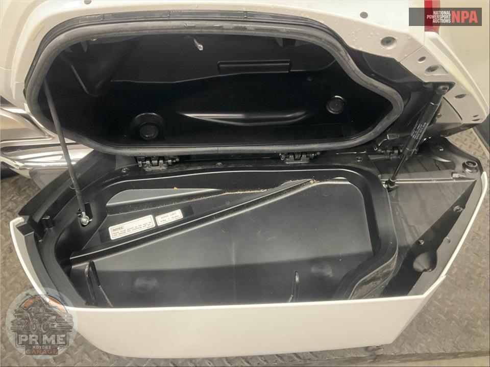 2018 Honda GL1800D GOLDWING TOUR DCT (WHITE) — фото 13