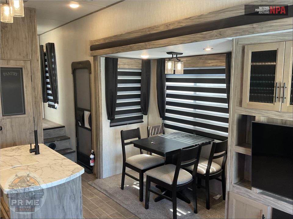 2021 Cherokee By Forest River M-3550SUITE - ARCTIC WOLF FIFTH WHEEL SERIES — фото 8