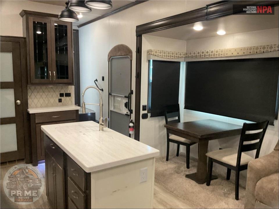 2020 Cedar Creek M-31IK - SILVERBACK FIFTH WHEEL SERIES — фото 8