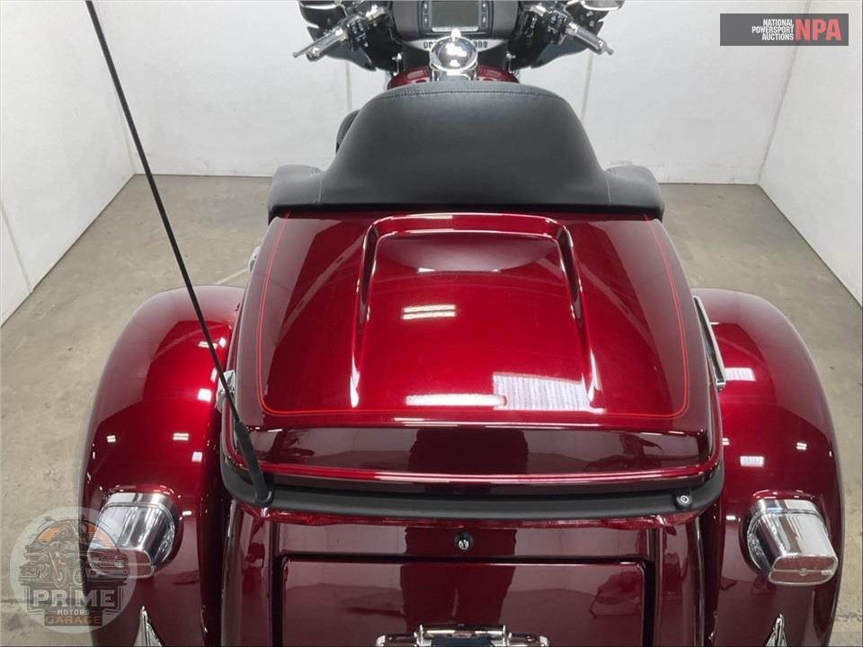 2015 Harley-Davidson FLHTCUTG TRIGLIDE ULTRA CLASSIC — фото 15