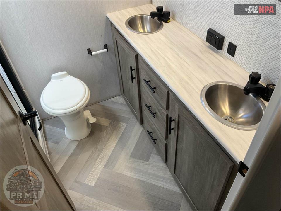2022 Wildwood By Forest River M-34RL - HERITAGE GLEN ELITE FIFTH WHEEL SERIES — фото 14