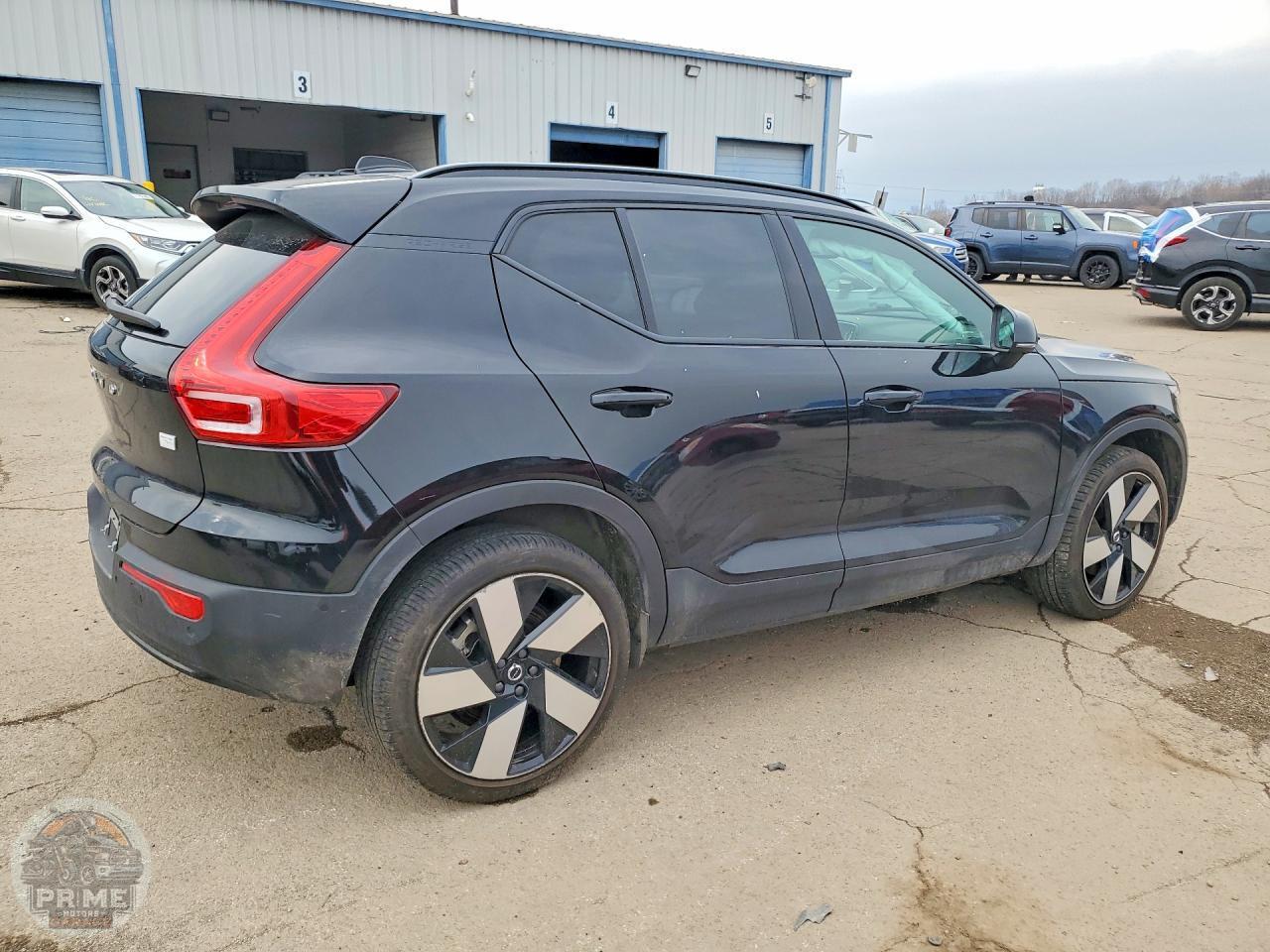 2023 VOLVO XC40 — фото 3