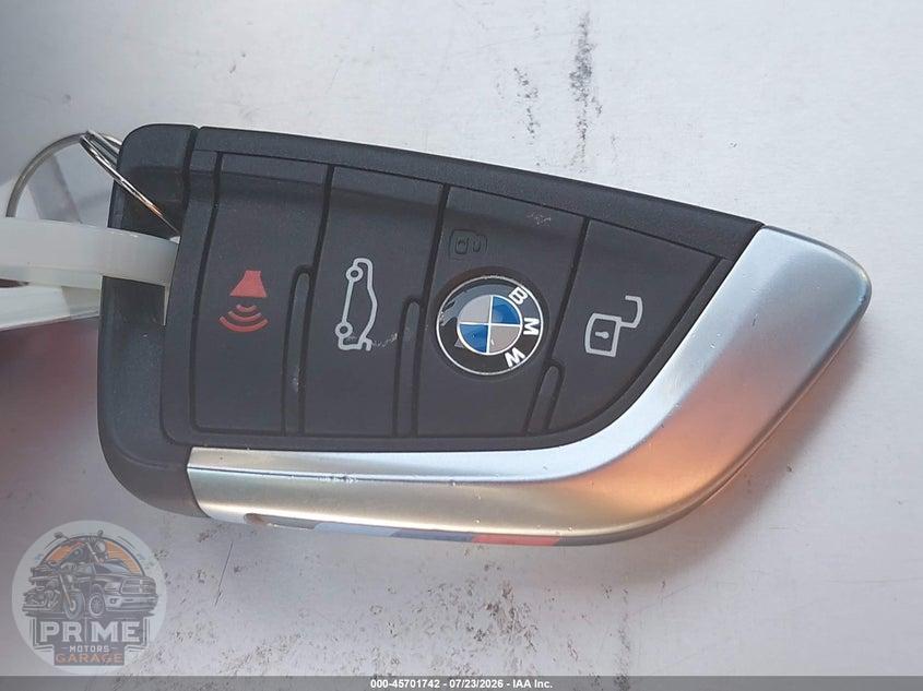 2025 BMW 330I — фото 11