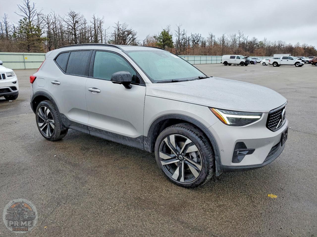 2025 VOLVO XC40 — фото 4