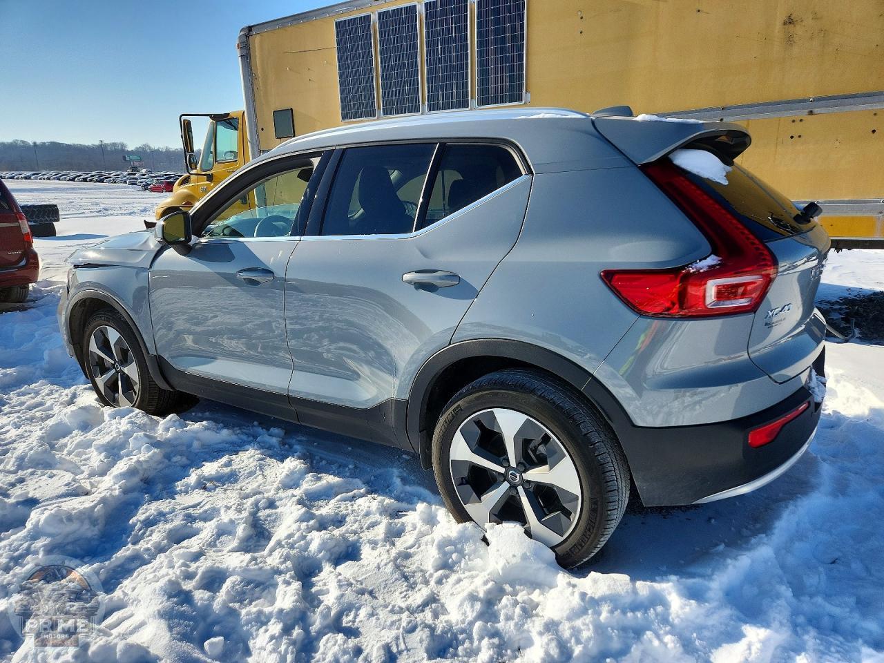 2025 VOLVO XC40 — фото 2