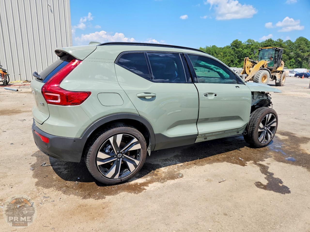 2025 VOLVO XC40 — фото 3
