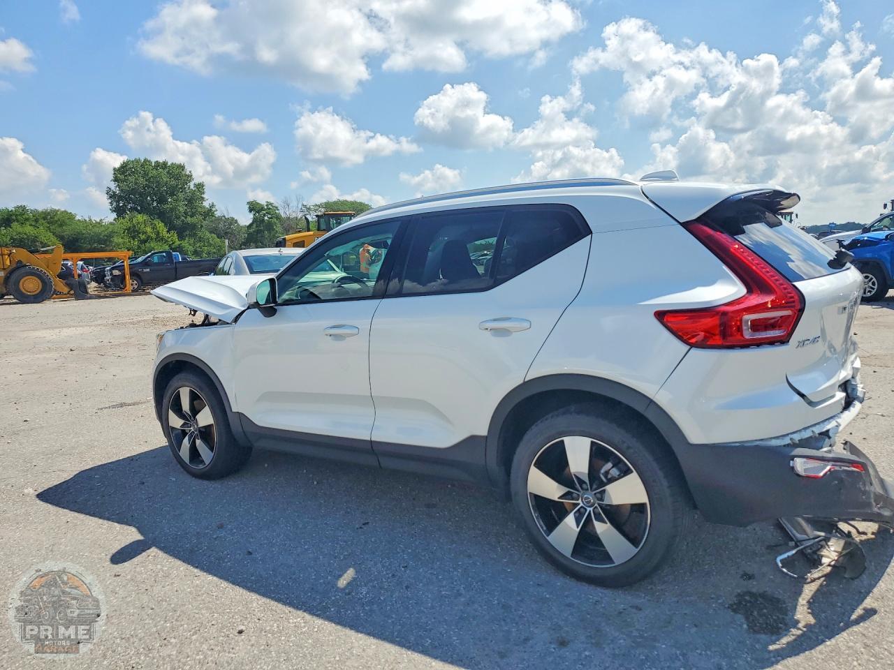 2021 VOLVO XC40 — фото 2