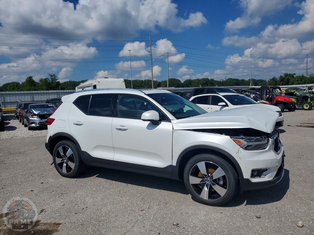 2021 VOLVO XC40 — фото 4