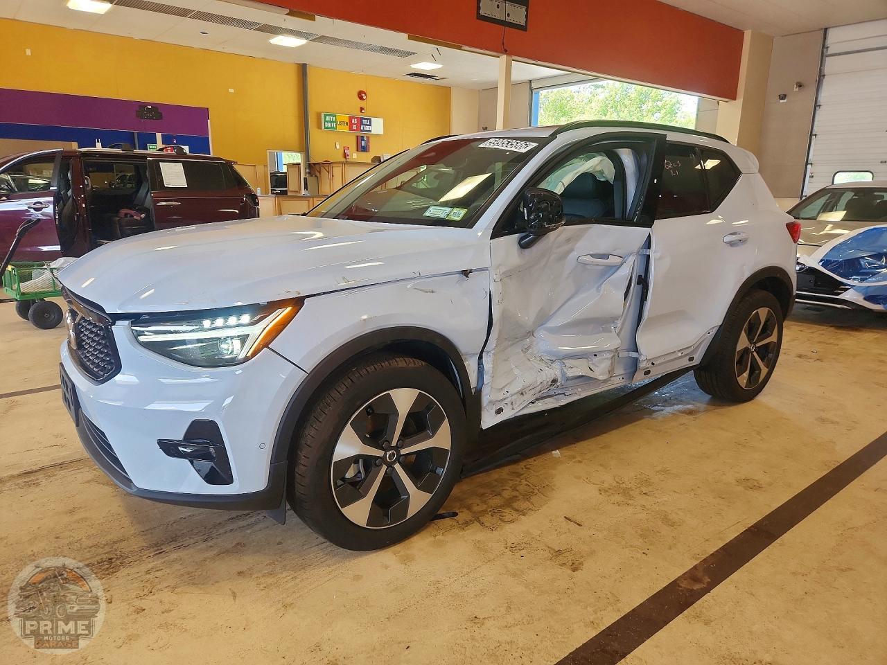 2026 VOLVO XC40 — фото 2