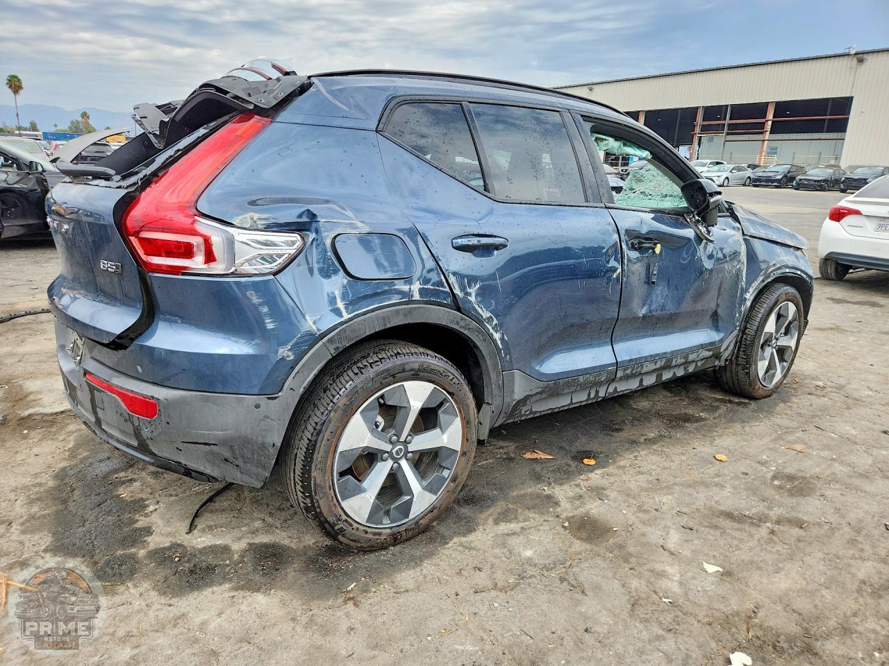 2026 VOLVO XC40 — фото 3
