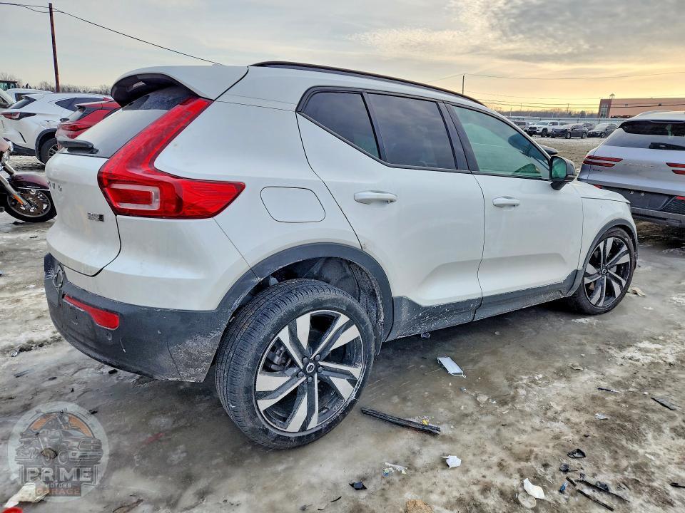 2025 VOLVO XC40 — фото 6