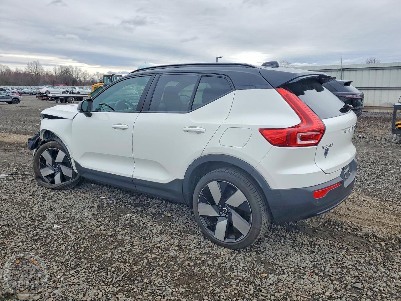 2024 VOLVO XC40 — фото 2