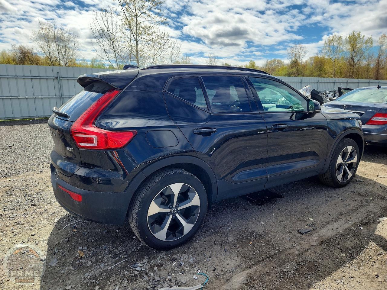 2025 VOLVO XC40 — фото 3