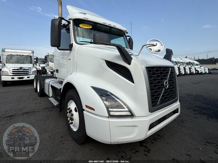 2019 VOLVO VNR64T — фото 1
