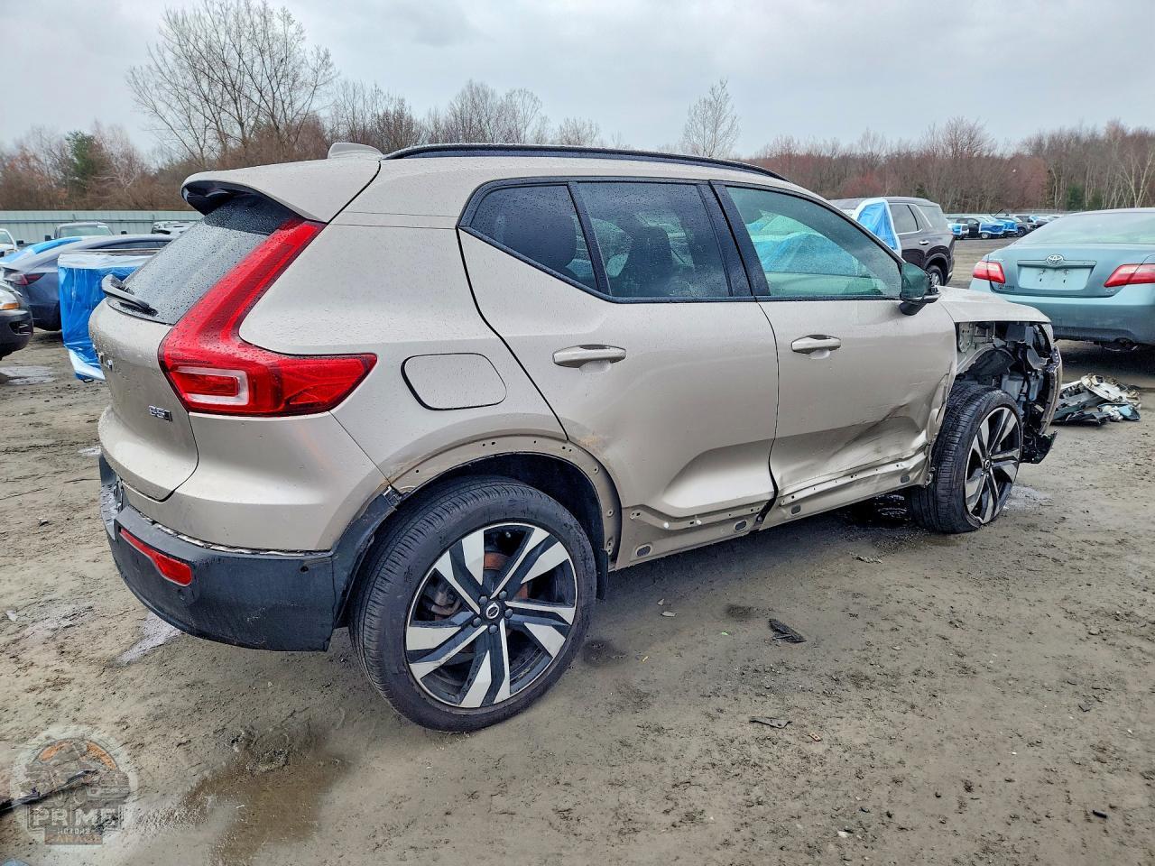 2023 VOLVO XC40 — фото 3