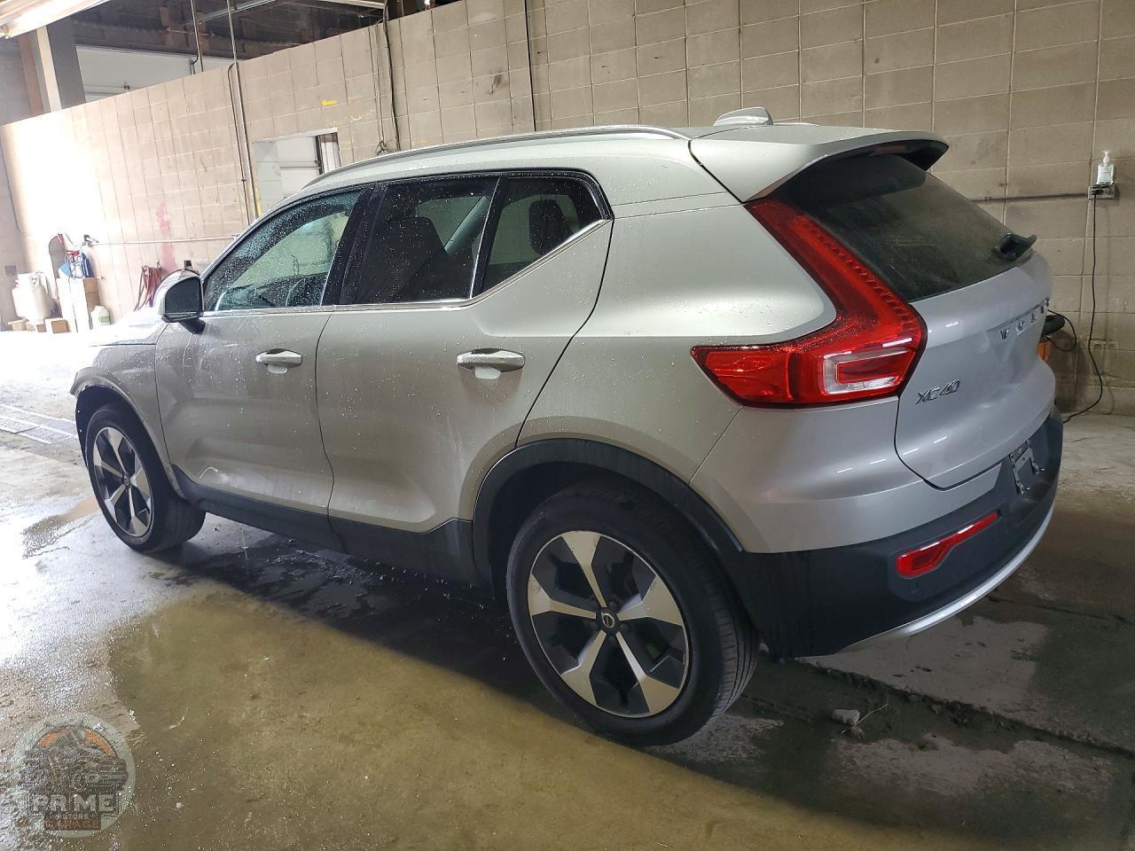 2025 VOLVO XC40 — фото 2