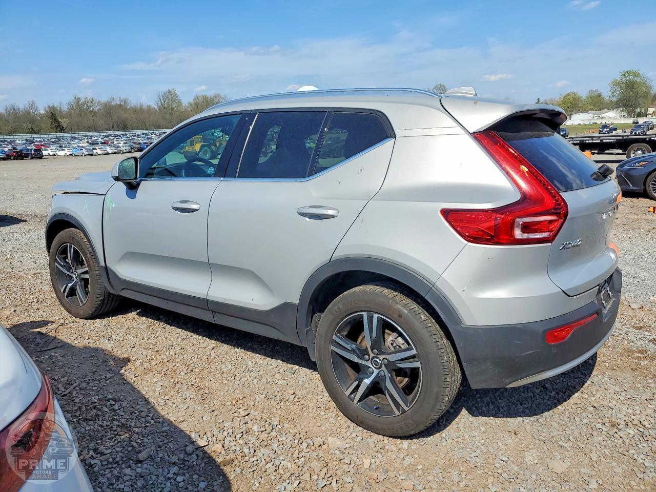 2025 VOLVO XC40 — фото 2