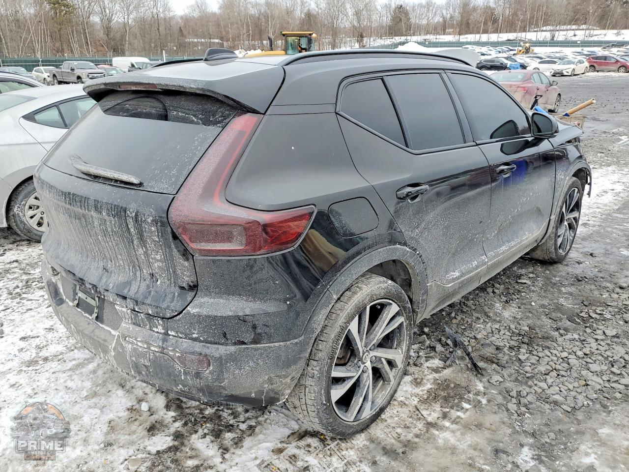 2021 VOLVO XC40 — фото 3