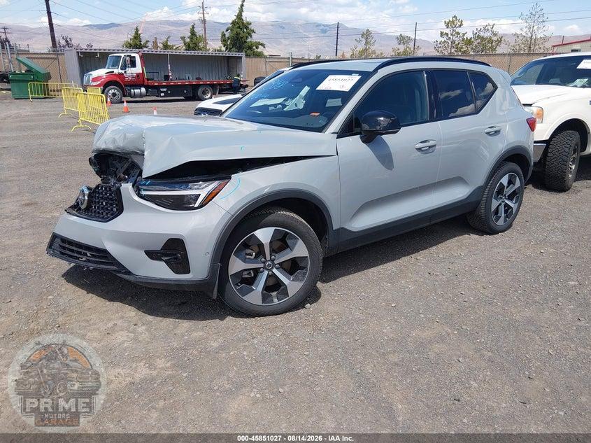 2024 VOLVO XC40 B5 PLUS DARK THEME — фото 2