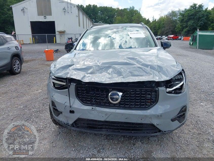 2026 VOLVO XC40 PLUS, B5 AWD GAS (MILD HYBRID), DARK — фото 12