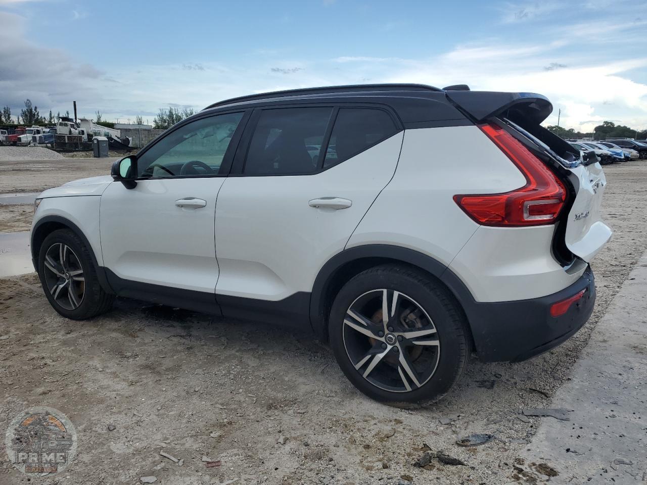 2022 VOLVO XC40 — фото 2