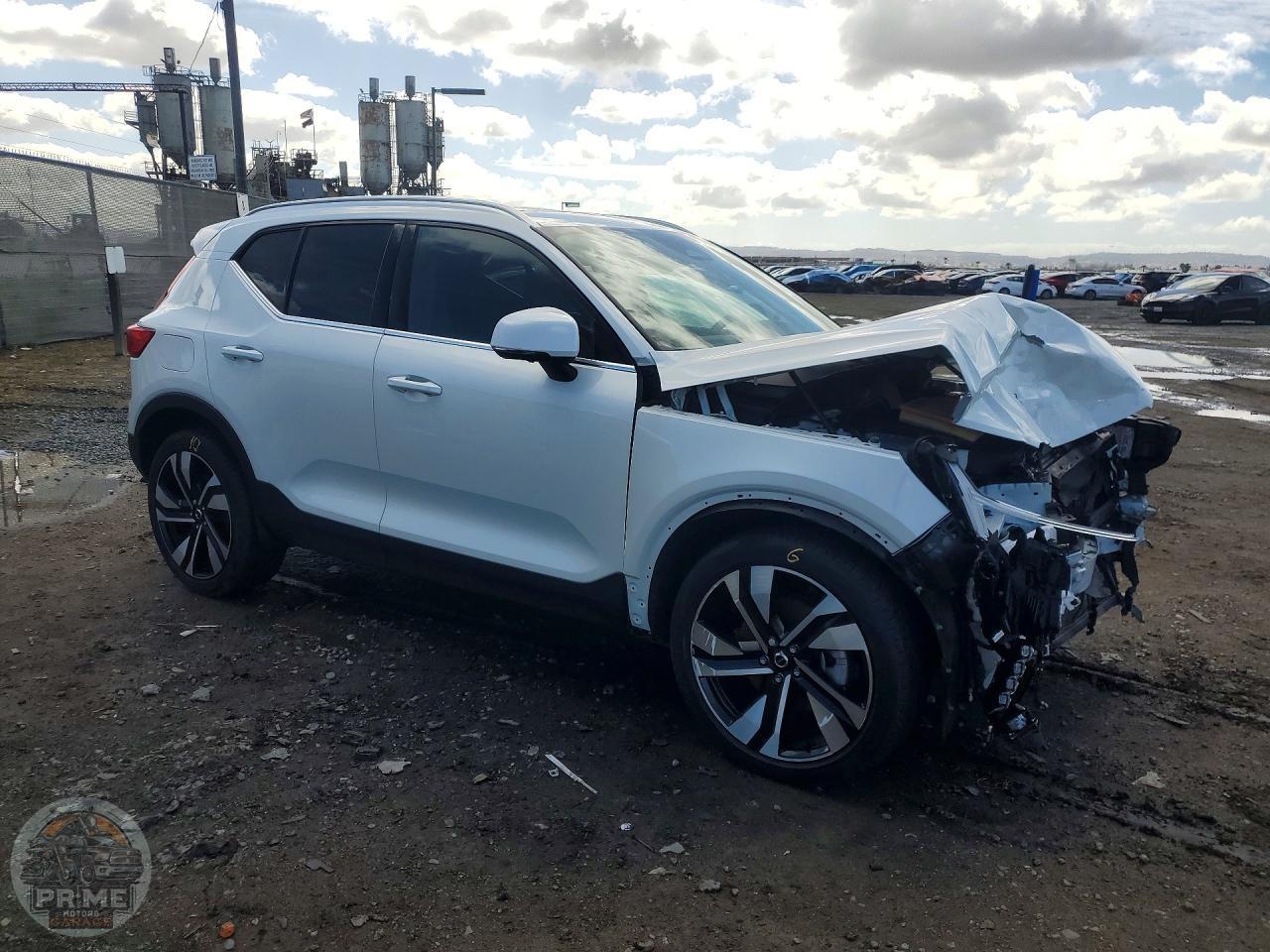 2023 VOLVO XC40 — фото 4
