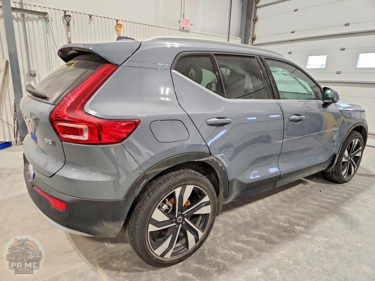 2023 VOLVO XC40 — фото 3