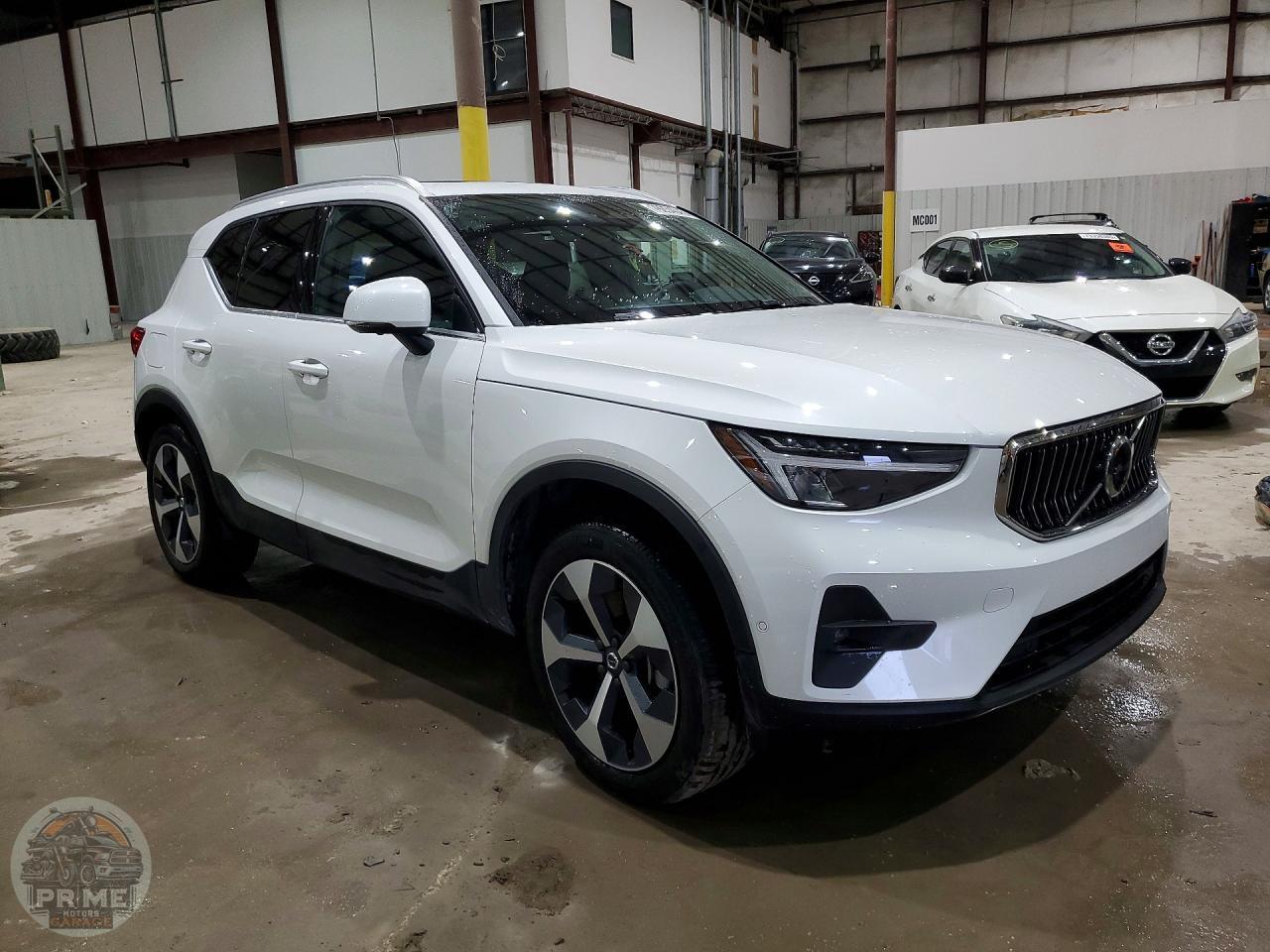 2025 VOLVO XC40 — фото 4