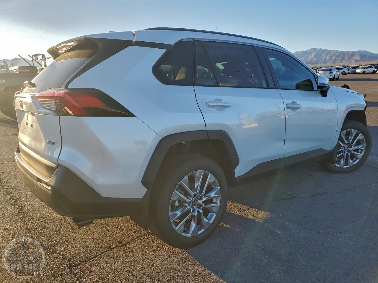 2025 TOYOTA RAV4 — фото 3
