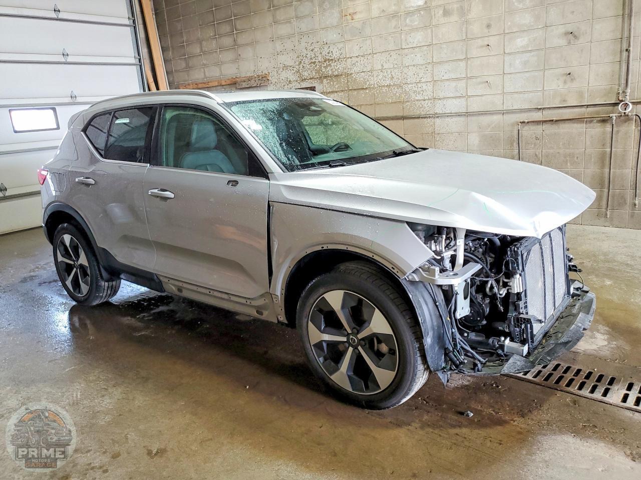 2025 VOLVO XC40 — фото 4