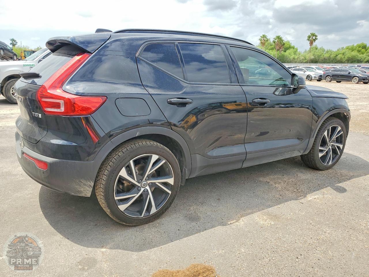 2021 VOLVO XC40 — фото 3
