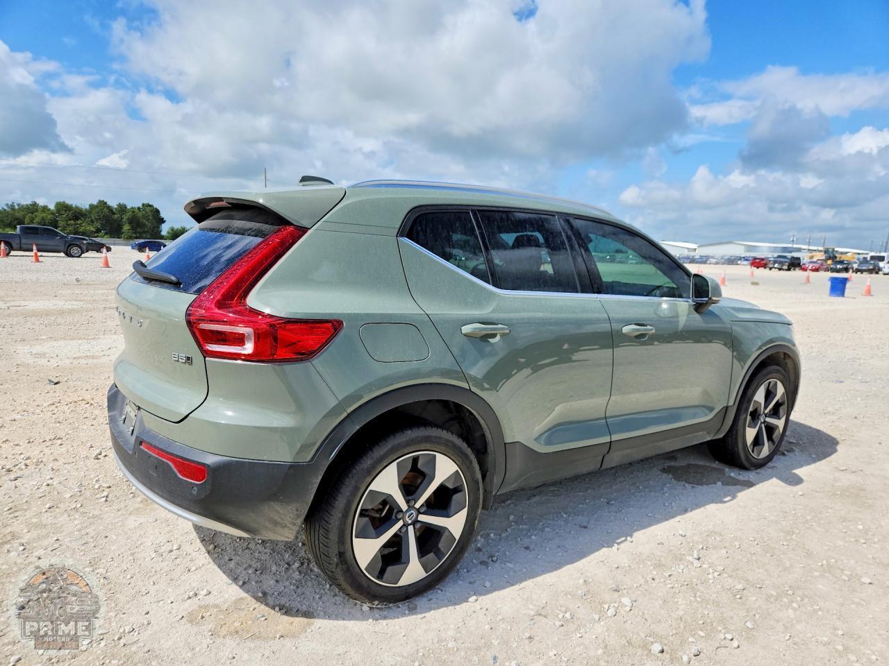 2025 VOLVO XC40 — фото 3