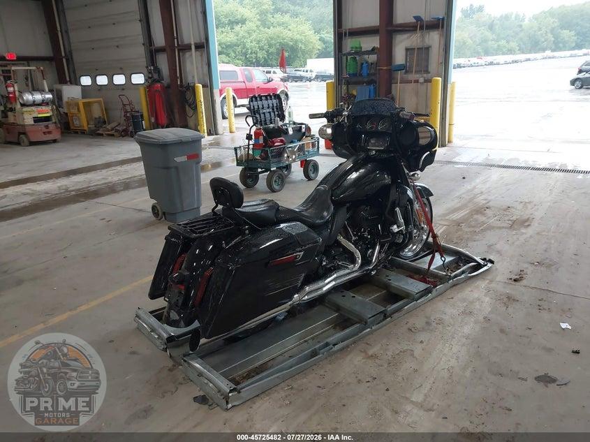2015 HARLEY-DAVIDSON FLHXSE CVO STREET GLIDE — фото 4