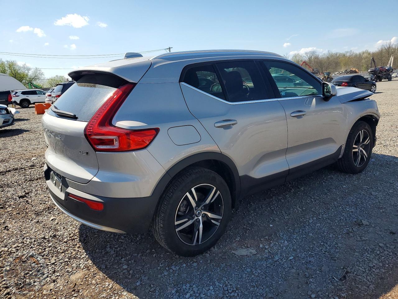 2025 VOLVO XC40 — фото 3