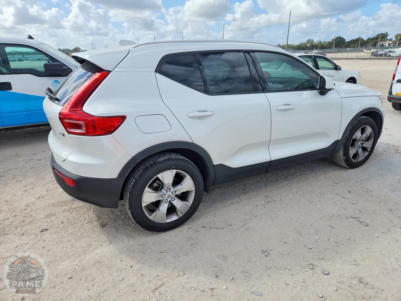 2022 VOLVO XC40 — фото 3