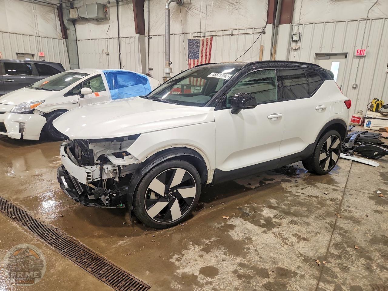 2023 VOLVO XC40 — фото 1